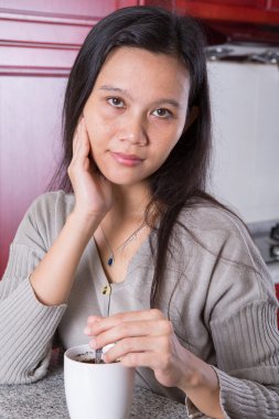 Mutfaktaki Asyalı kadın