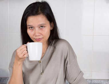 Mutfaktaki Asyalı kadın