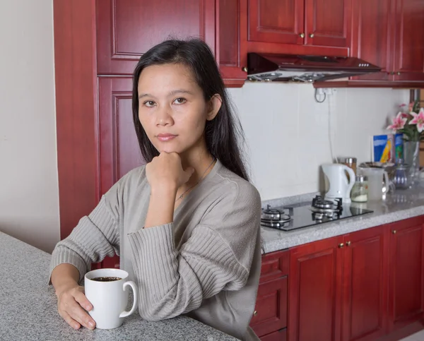 Aziatische vrouw in de keuken — Stockfoto