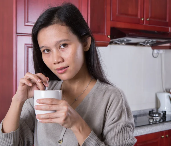 台所でアジアの女性 — ストック写真