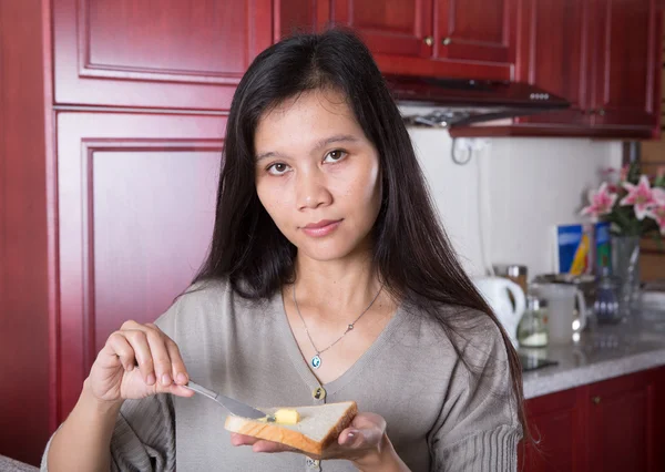 Aziatische vrouw in de keuken — Stockfoto