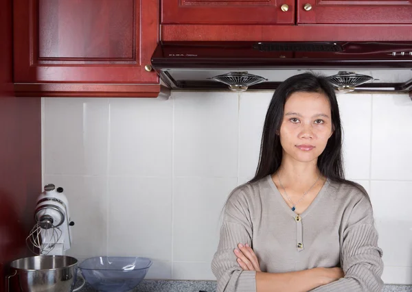 Asiatische weiblich in Ihr Küche — Stockfoto