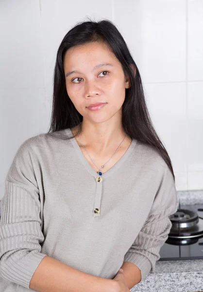 Asiatische weiblich in Ihr Küche — Stockfoto
