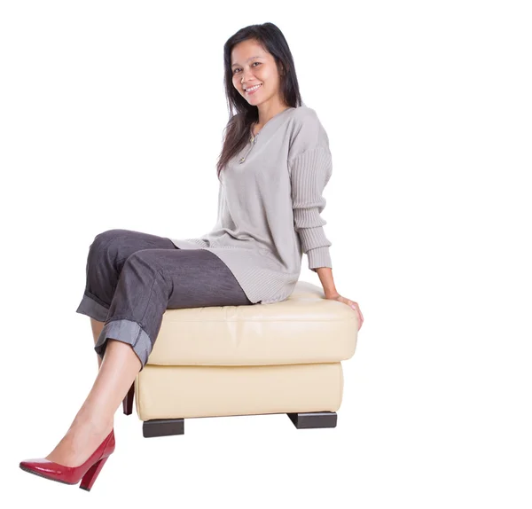 Asijské žena sedí na gauči — Stock fotografie