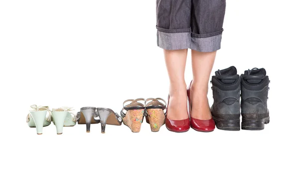Женские ноги на красных каблуках и старые туфли — стоковое фото