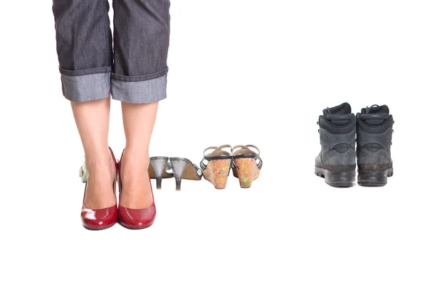Жінка ноги з червоним підбори і старі черевики — стокове фото