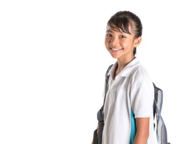 kız okul üniforması ve sırt çantası