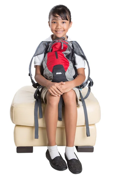 Chica en uniforme escolar y mochila — Foto de Stock