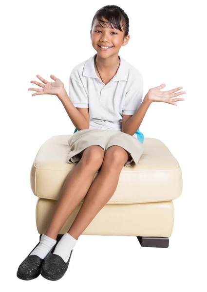 Liseli kız kanepede oturan — Stok fotoğraf
