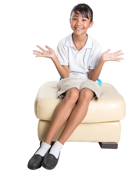 Iskola lány ül a kanapén — Stock Fotó