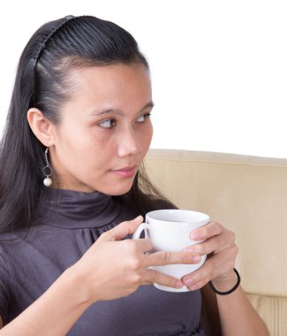 kız kanepede rahatlatıcı