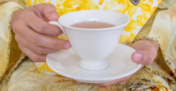 Mains tenant une tasse de thé — Photo
