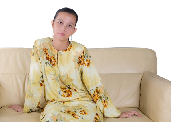 Asijské žena sedí na pohovce — Stock fotografie