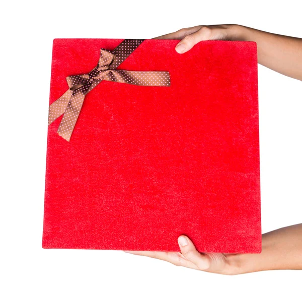 Sosteniendo caja de regalo roja — Foto de Stock