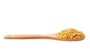 tahta kaşık üzerinde kurutulmuş dal mercimek