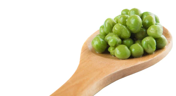 在木勺在白色背景上的绿豌豆 — 图库照片