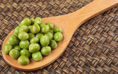 hasır üzerinde yeşil bezelye