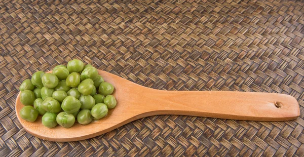 Groene erwten op rieten — Stockfoto