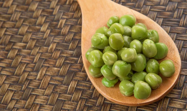 Groene erwten op rieten — Stockfoto