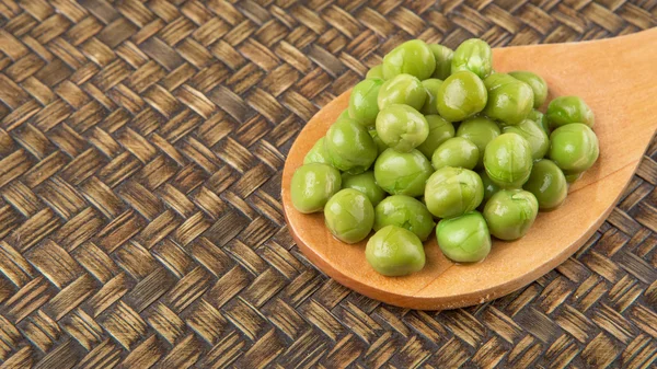 Groene erwten op rieten — Stockfoto