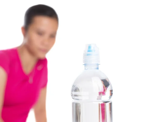 Mujer asiática con agua mineral — Foto de Stock