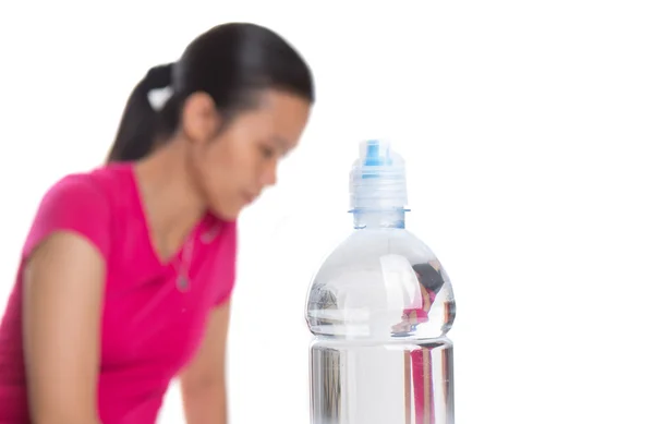 Mujer asiática con agua mineral — Foto de Stock