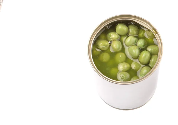 白い背景の上の缶のエンドウ豆の緑 — ストック写真