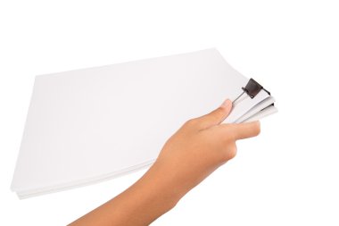 el beyaz kağıt bağlayıcı klipleri ile tutarak