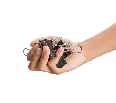 bağlayıcı klipleri tutan el