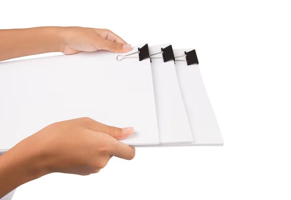 Hand met wit papier met bindmiddel clips — Stockfoto