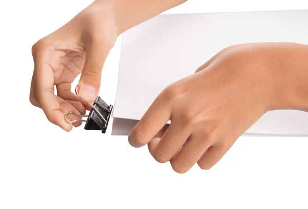 Hand som håller vitt papper med bindemedel klipp — Stockfoto