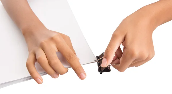 Hand som håller vitt papper med bindemedel klipp — Stockfoto