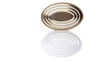 Oval teneke kutu beyaz arka plan üzerinde şeklinde.