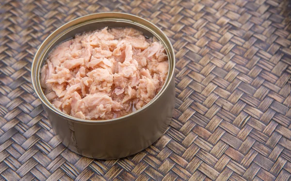 Stukken Van Tonijn Een Blikje Rieten Achtergrond — Stockfoto