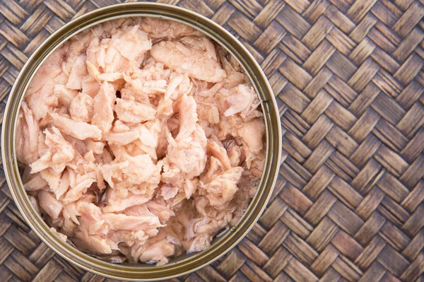 Stukken Van Tonijn Een Blikje Rieten Achtergrond — Stockfoto