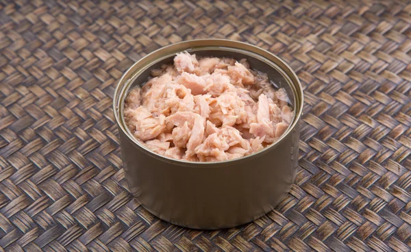 Stukken Van Tonijn Een Blikje Rieten Achtergrond — Stockfoto