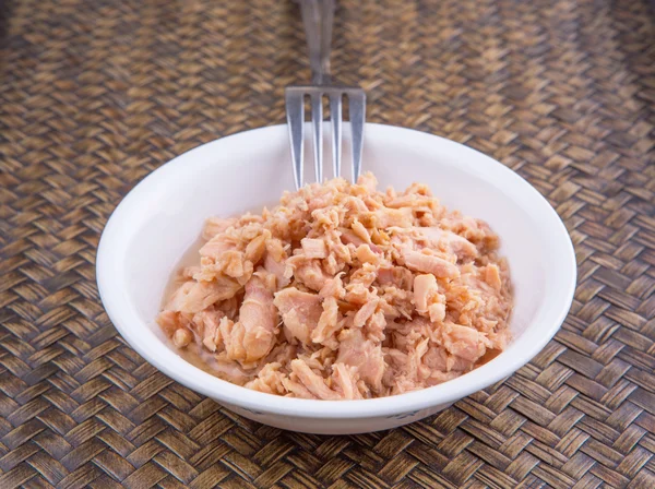 Konserverad tonfisk i en vit skål — 图库照片