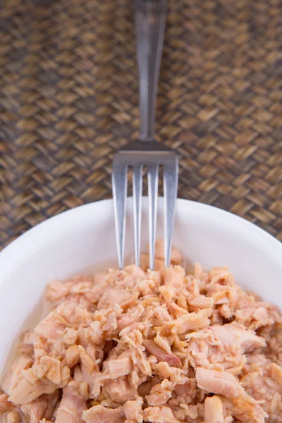 Thunfischkonserven in einer weißen Schüssel — Stockfoto