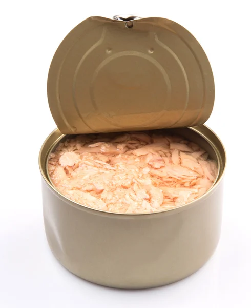 件的吞拿鱼在一个锡罐在白色的背景 — 图库照片