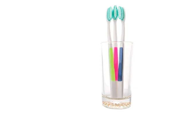 白い背景の上のガラスの歯ブラシ — ストック写真