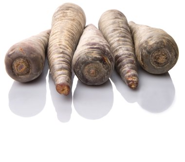 Beyaz arka plan üzerinde mor havuç