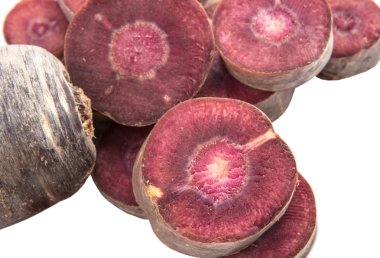 beyaz zemin üzerine kıyılmış mor havuç