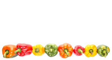 bir grup farklı rengi beyaz zemin üzerine kırmızı biber