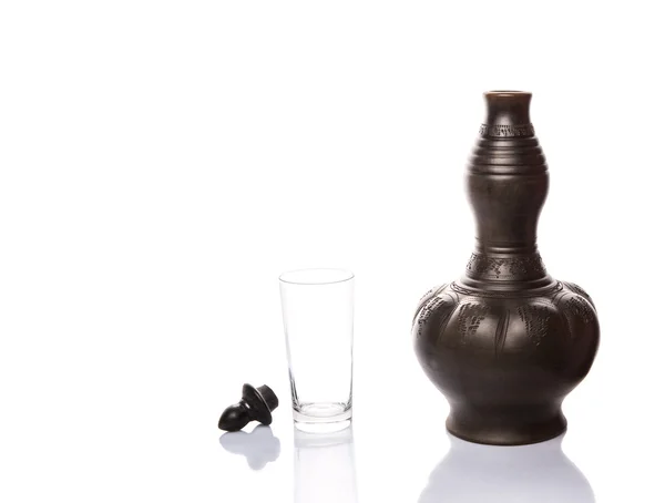 Dzban wody czarnej gliny z szklance wody — Zdjęcie stockowe