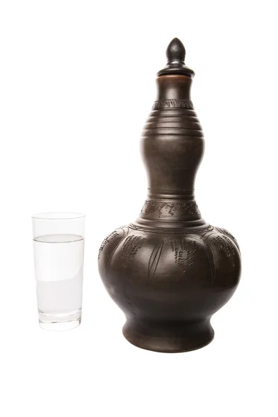 Jarra de agua de arcilla negra con un vaso de agua — Foto de Stock