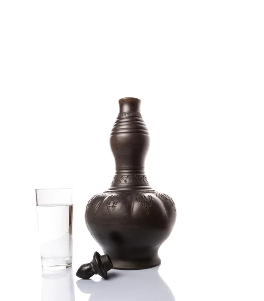 Jarra de agua de arcilla negra con un vaso de agua — Foto de Stock
