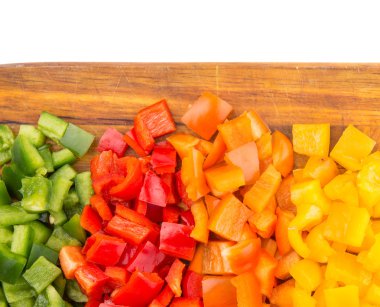 renkli kıyılmış capsicums ahşap kesme tahtası