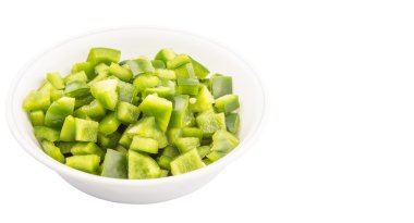 Beyaz arka plan üzerinde beyaz kase kıyılmış yeşil capsicums