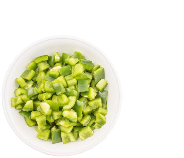 Beyaz arka plan üzerinde beyaz kase kıyılmış yeşil capsicums