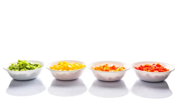 Capsicums cortados coloridos em tigelas brancas — Fotografia de Stock